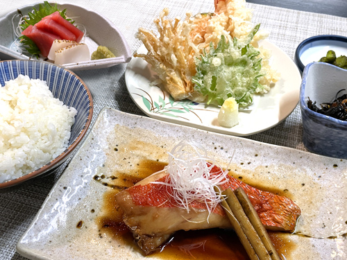 天ぷらと金目鯛煮付定食